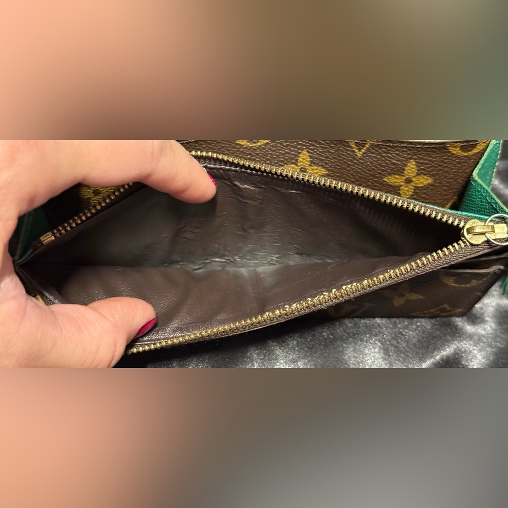 Louis Vuitton green Emilie wallet - Picture 13 of 16
